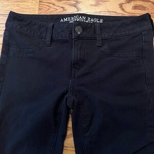 AEO Jegging Super Stretch Dark Wash, Black, Mid Rise  (7.5”) Size 4 Short Jeans.